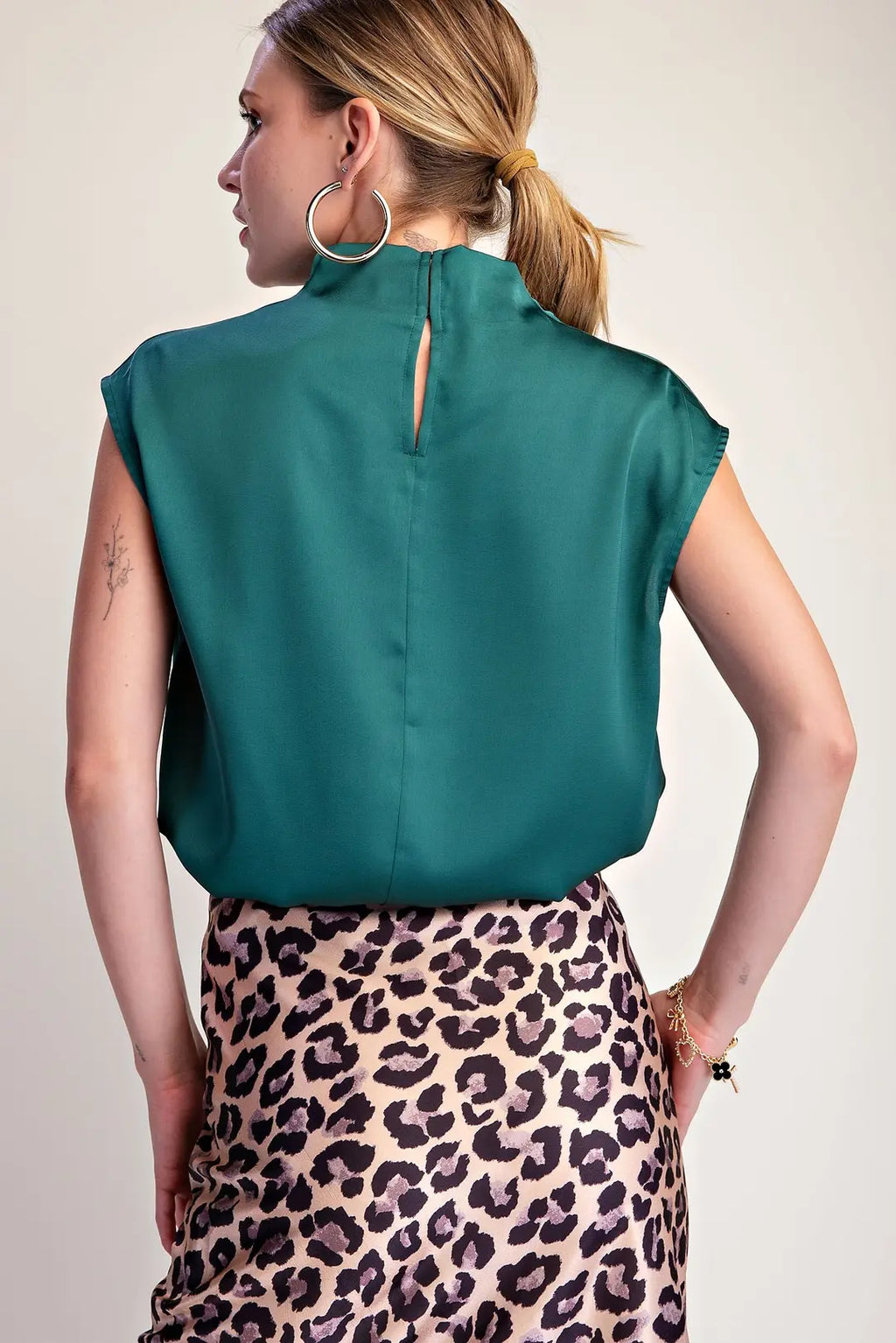 GLAM HUNT GREEN SATIN TOP T8360