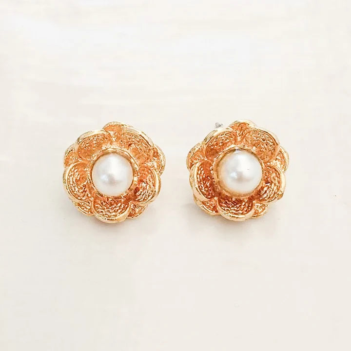 VIRTUE LYLA PEARL FLOWER STUD